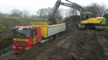 Vrachtwagen met kiptrailer